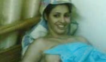 एक सुंदर शरीर हिंदी सेक्सी मूवी 2 के साथ एक युवक के सामने दिखाई दिया