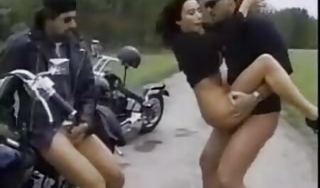 एक सेक्सी हिंदी मूवी वीडियो में औरत युवा बच्चों को तीन पुरुषों मारा
